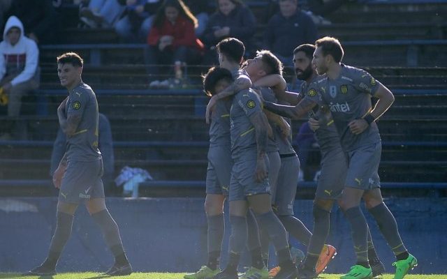 Clausura: Peñarol se impuso 1-0 a Liverpool en Belvedere y sigue peleando por Libertadores