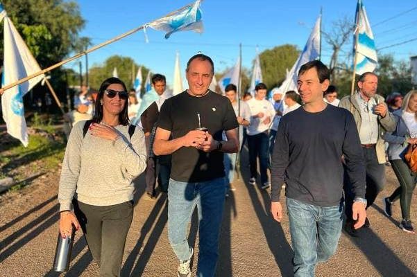 La 400 con Albisu y Constenla caminó los barrios junto a una multitud