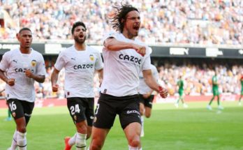 España: doblete de Cavani en el empate de Valencia, pero salió con molestias en la rodilla
