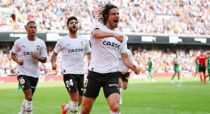 España: doblete de Cavani en el empate de Valencia, pero salió con molestias en la rodilla