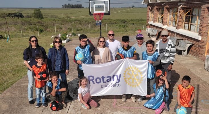 Rotary Club Salto donó elementos de deportes y juegos a Escuela Número 25 de Cerros de Vera