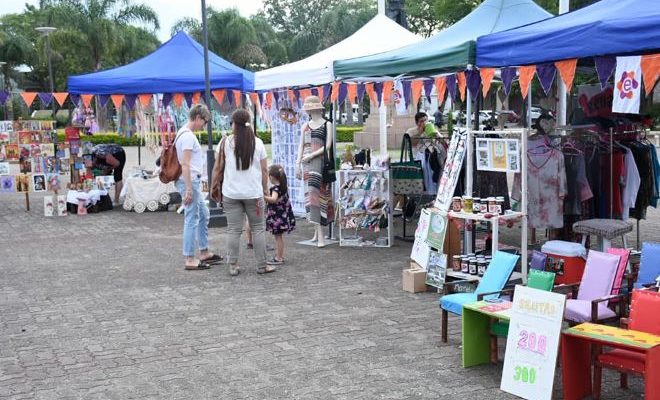 Feria emprendedora en la plaza Treinta y Tres