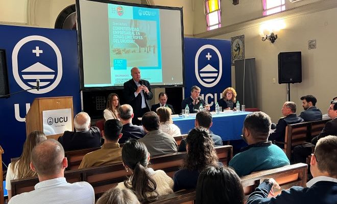 Senador Germán Coutinho participó en Foro de la Universidad Católica