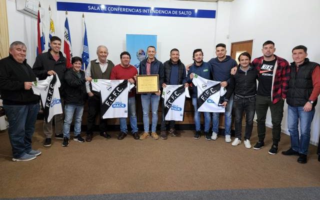 Intendencia de Salto entregó reconocimiento a Ferro Carril Fútbol Club Intendencia de Salto entregó reconocimiento a Ferro Carril Fútbol Club