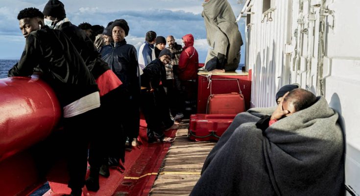 El gobierno de Meloni limita el desembarco de refugiados en Italia El gobierno de Meloni limita el desembarco de refugiados en Italia