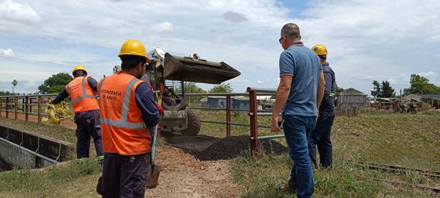 Intendente y Director de Descentralización destacan reparación del puente de AFE en Colonia 18 de Julio Intendente y Director de Descentralización destacan reparación del puente de AFE en Colonia 18 de Julio