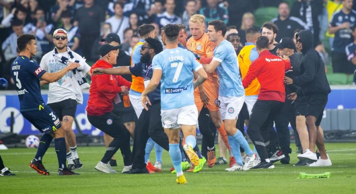 Hinchas del equipo de Bruno Fornaroli invadieron la cancha y agredieron jugadores rivales