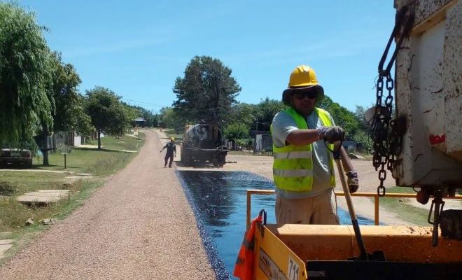 Intendente Lima recorrió las calles de barrio Minervine donde se coloca bitumen