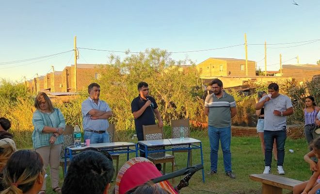 Intendente Lima e integrantes de su equipo visitaron el asentamiento Pascual Harriague