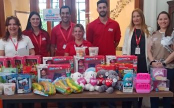 Como cada año Tata entregó más de 100 juguetes a INAU