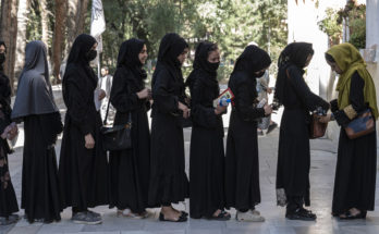 Talibanes prohíben a las mujeres trabajar en oenegés en Afganistán por no respetar el código de vestimenta