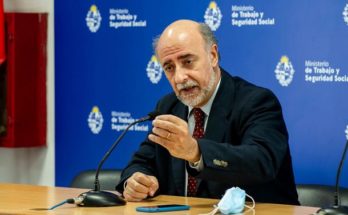 El gobierno definió un aumento de 9% en el salario mínimo: será 21.106 pesos a partir de enero