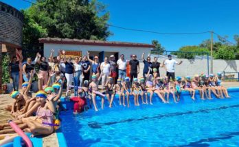 32 niños de barrio Andresito concurren a la piscina barrial en el Cerro