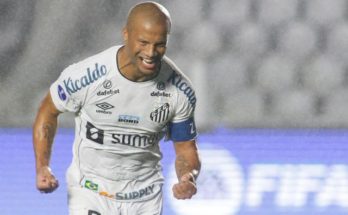 Carlos Sánchez rescindió su contrato con Santos y firmó por una temporada con Peñarol