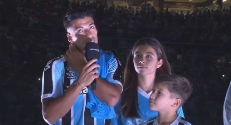 Suárez saludó a tricolores en portugués y pidió que lo acompañen para “cosas importantes”