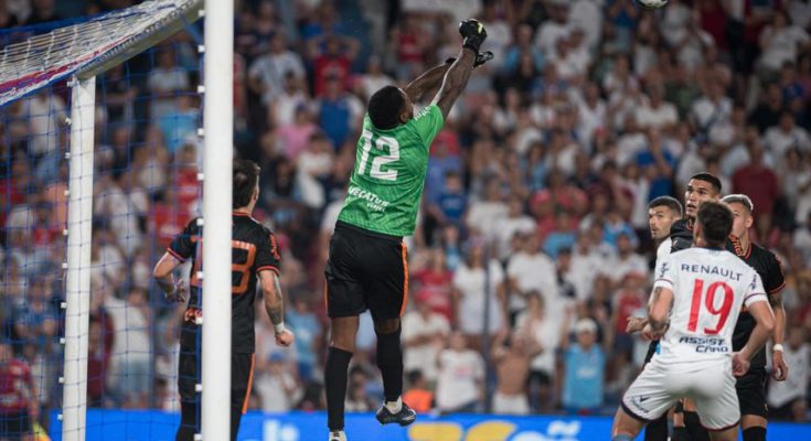 Apertura: Nacional y Cerro Largo, donde Hugo Silveira terminó de golero, empataron a cero