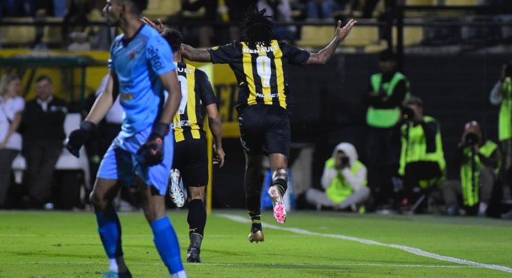 Apertura: Peñarol venció 1 a 0 a Boston River y es el único líder del campeonato