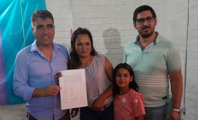 Andrés Lima participó de una nueva entrega de números de puerta a vecinos de barrio Quiroga