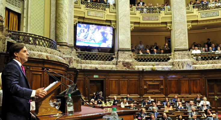 Lacalle Pou: Unos 80.000 uruguayos dejarán de pagar IRPF e IASS