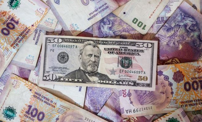 El dólar sin freno en Argentina trepó a casi 500 pesos y el Gobierno apunta a “la derecha”