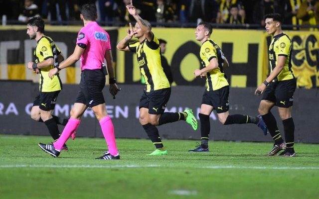 Apertura: Peñarol, con autoridad, derrotó 2-0 a Fénix en el Campeón del Siglo y espera