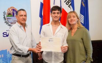 Entregan reconocimiento a joven salteño de la Escuela de Formación Artística del Sodre