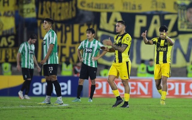 Apertura: Peñarol festejó el título ganándole 2-0 a Racing en el Estadio Centenario Apertura: Peñarol festejó el título ganándole 2-0 a Racing en el Estadio Centenario