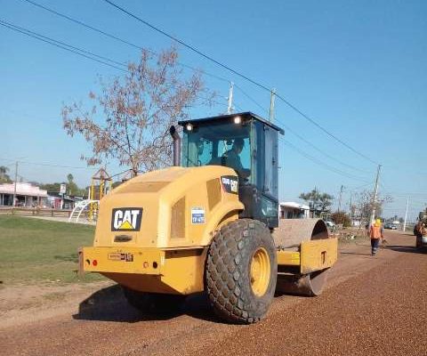 El intendente Lima destacó la colocación de nuevo bitumen en las calles del barrio Uruguay