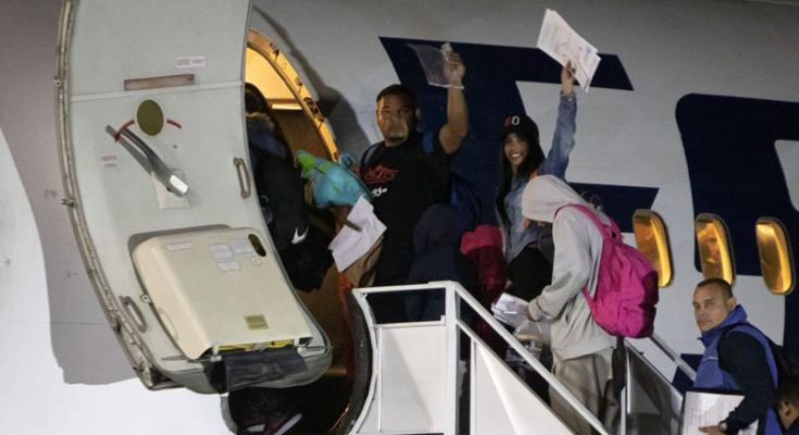 115 migrantes venezolanos regresaron a su país en un vuelo desde Chile en medio de la crisis migratoria en la frontera con Perú