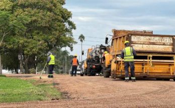 Intendente Lima supervisó la colocación de bitumen en las calles de barrio Uruguay