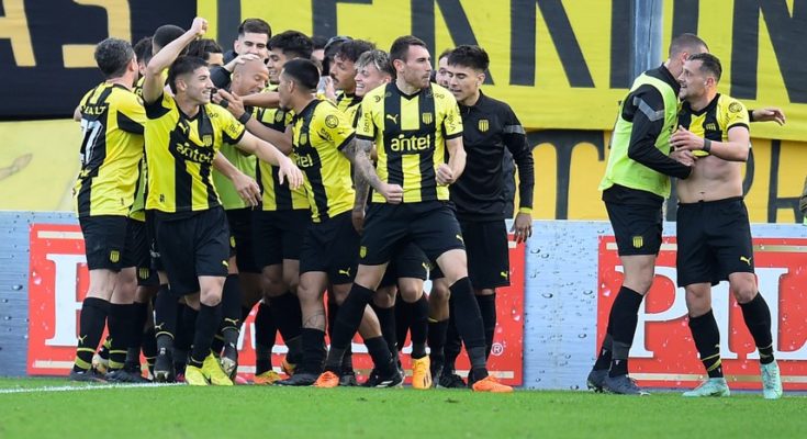 Intermedio: Peñarol le ganó a Defensor Sporting 2-1 de atrás en el Campeón del Siglo Intermedio: Peñarol le ganó a Defensor Sporting 2-1 de atrás en el Campeón del Siglo