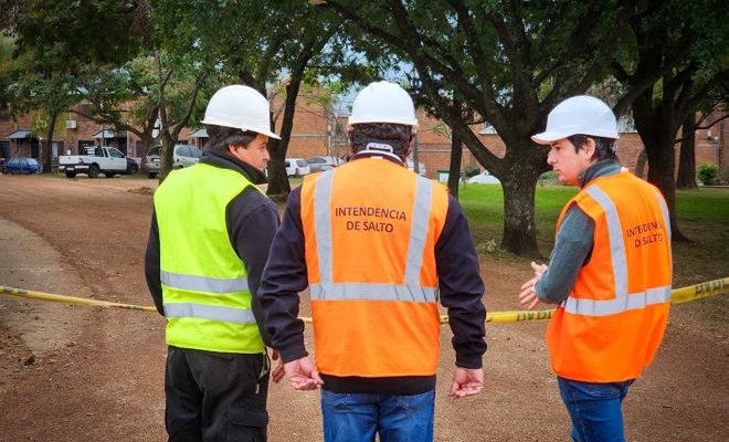 Intendente (i) Gustavo Chiriff y Elbio Machado visitaron obras en barrio Dos Naciones