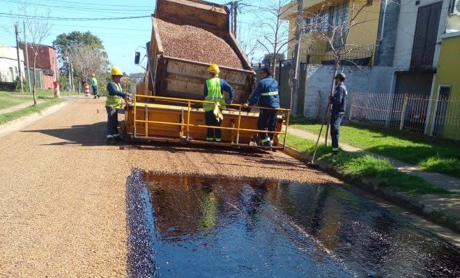 Intendente resalta la importancia de las obras en calle Juan H. Paiva a través del Equipo de Bitumen