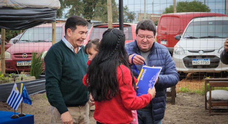 Autoridades del MVOT y la Intendencia de Salto inauguraron viviendas en barrio Andresito