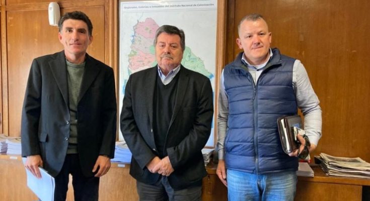 Reunión entre autoridades departamentales y el Instituto Nacional de Colonización Reunión entre autoridades departamentales y el Instituto Nacional de Colonización