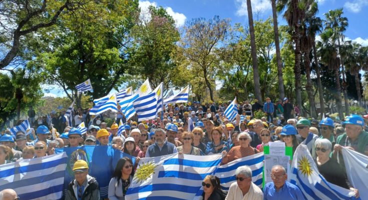 Multitudinaria marcha por calle Uruguay en homenaje a los exobreros que construyeron la Represa de Salto Grande