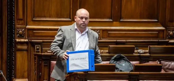 A dos semanas de la interpelación por Salto Grande continúan en sus cargos los directores políticos, era “la solución que atañe al presidente” recordó diputado Viera A dos semanas de la interpelación por Salto Grande continúan en sus cargos los directores políticos, era “la solución que atañe al presidente” recordó diputado Viera