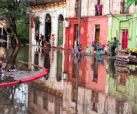 Varias calles están cortadas al tránsito vehicular debido a la creciente del río Uruguay