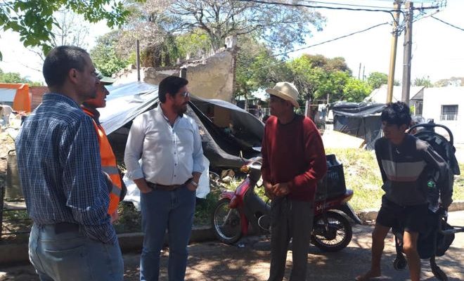 Familias afectadas por la crecida del río Uruguay optan por instalarse en carpas ante el temor de robos