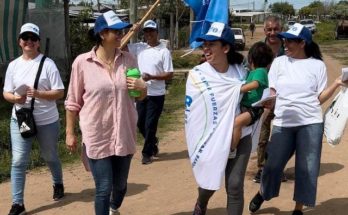 Florencia Supparo recorriendo los barrios de Salto y hablando con los vecinos