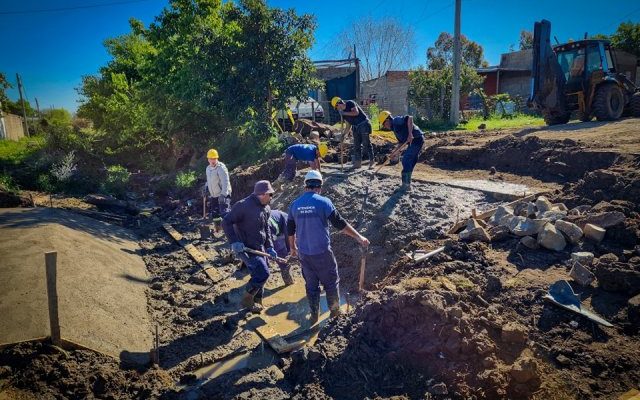 Intendencia de Salto construye nueva alcantarilla en barrio Patulé