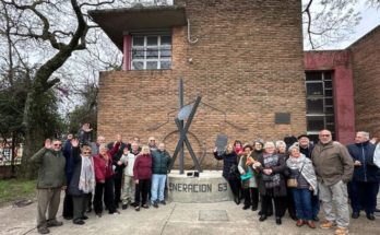 Generación 63 del Liceo Nº 3 inauguró escultura en la institución