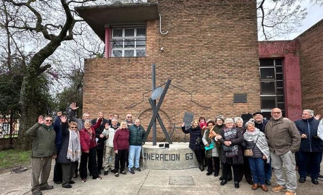 Generación 63 del Liceo Nº 3 inauguró escultura en la institución