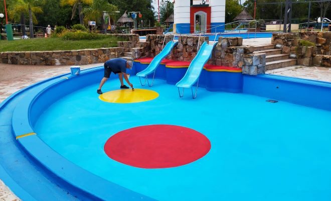 Intendente Lima destaca mejoras en la piscina para niños en Termas del Daymán