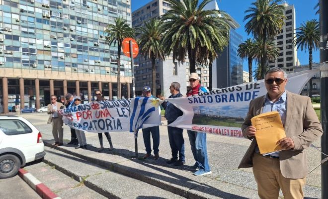 Ex obreros de Salto Grande viajaron a la capital del país y aguardan respuesta del presidente Lacalle Pou