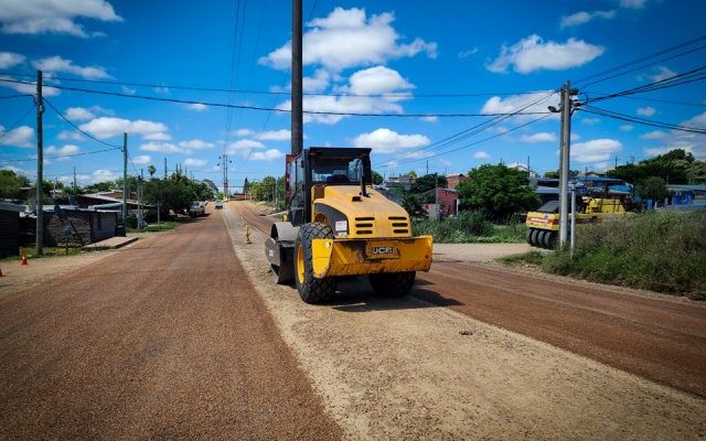 La colocación de bitumen en el barrio La Amarilla representa el cumplimiento de un nuevo compromiso, afirmó Lima