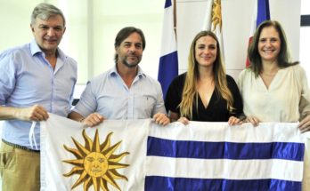 Lacalle Pou entregó pabellón nacional a primera piloto de rally uruguaya