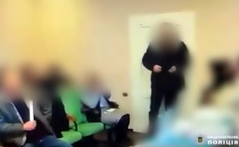 Casi 30 heridos después de que un concejal arrojara tres granadas en un ayuntamiento en el oeste de Ucrania