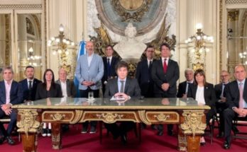 Milei anuncia un decreto para desregular la economía argentina y privatizar empresas públicas