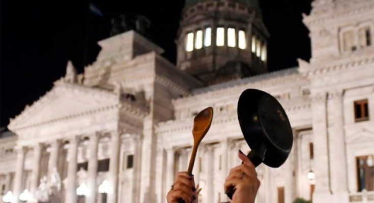 Segunda noche consecutiva de protestas en Argentina contra las medidas económicas de Milei